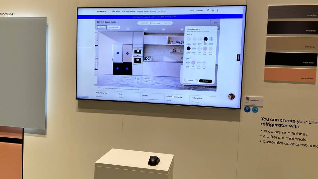 Ein getesteter 8k-Fernseher befindet sich an der Wand. 