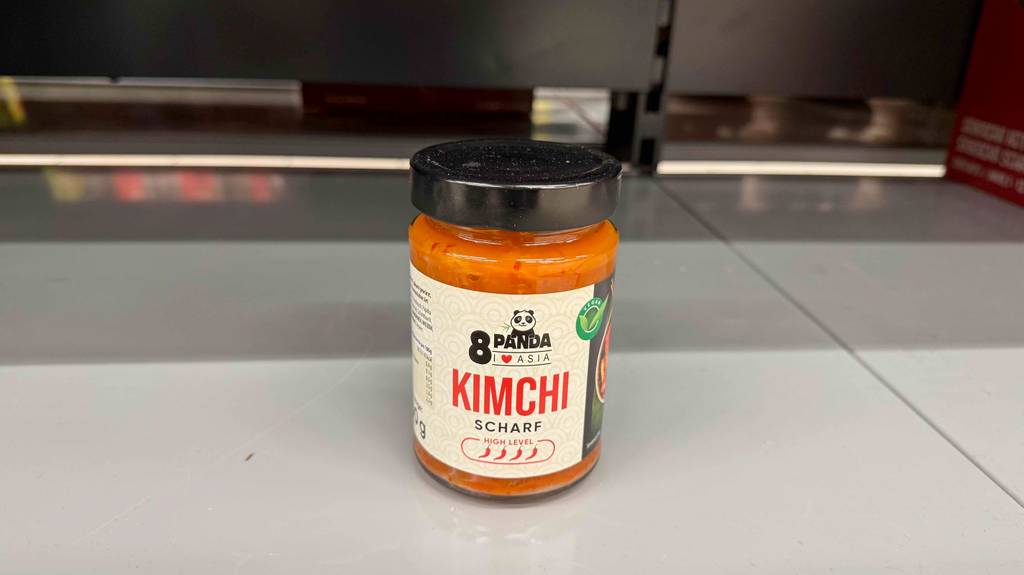 Kimchi-Test: Ein Glas mit scharfem Kimschi der Marke 8Panda steht auf einem Fliesenbelag.
