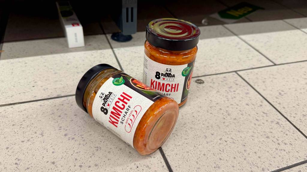 Getestet: Kimchi im Glas befindet sich auf einem Fliesenbelag.