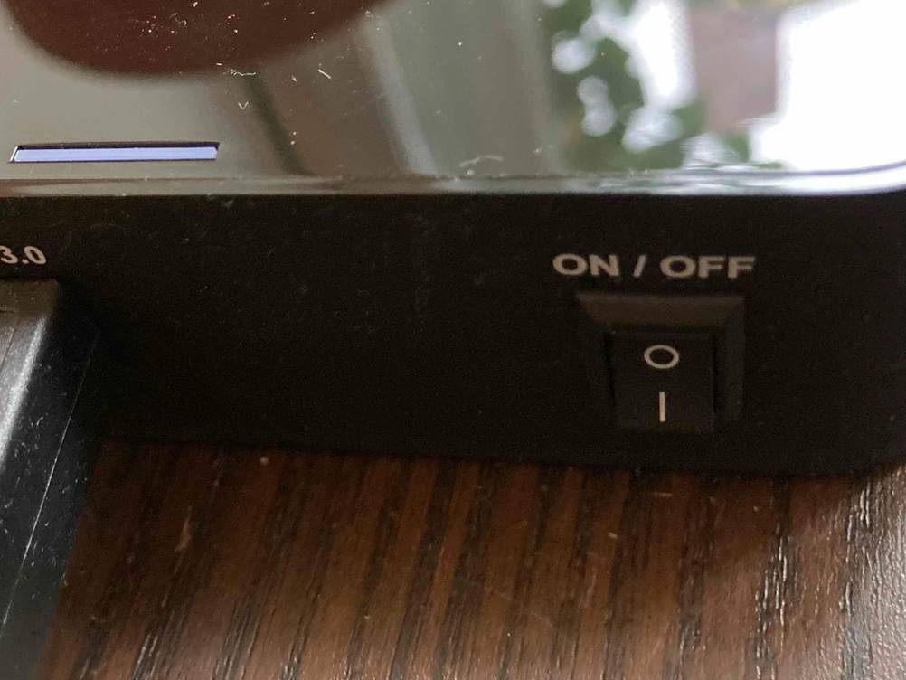 8TB-Festplatte-Test: Nahaufnahme des Powerbuttons.