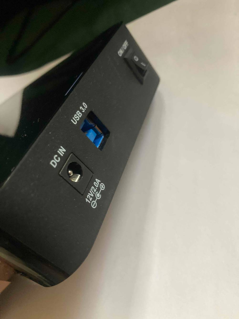 8TB-Festplatte getestet: Nahaufnahme der Anschlüsse auf der Seite.