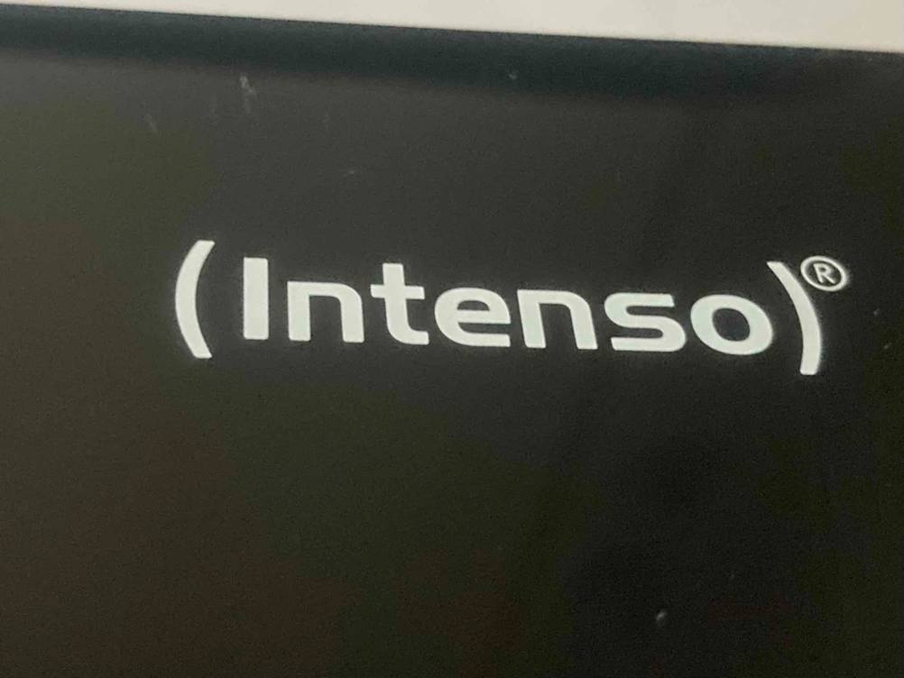 Nahaufnahme des Logos auf der getesteten 8TB-Festplatte.