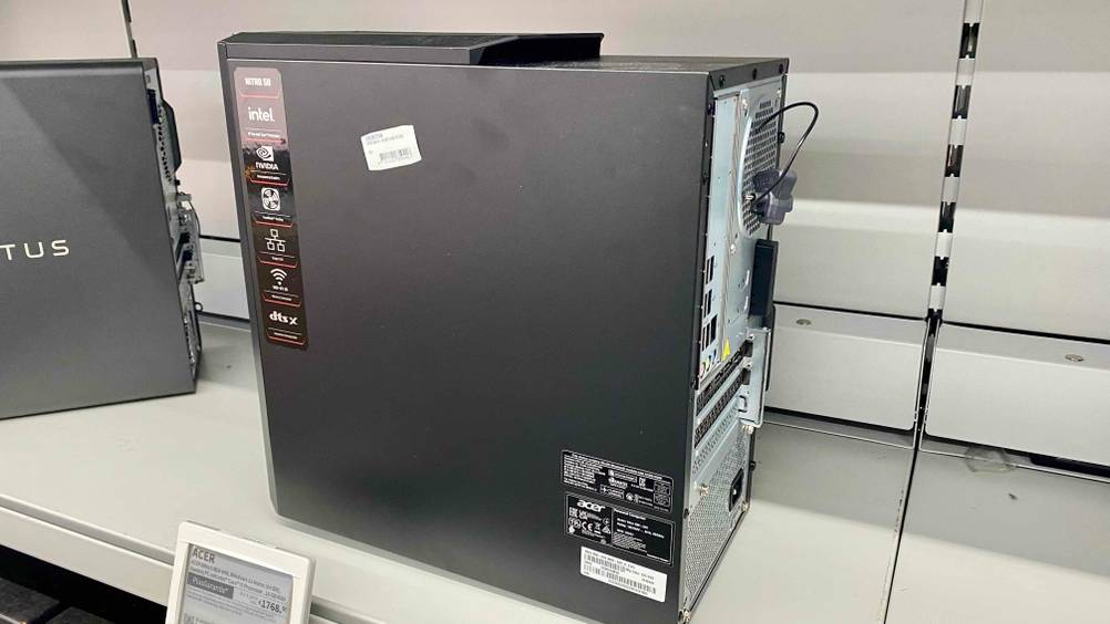Ein getesteter Gaming-PC von schräg hinten auf einer hellen Fläche.