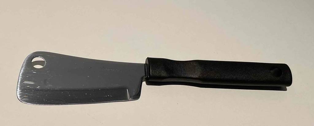 Käsemesser getestet: Ein Messer liegt horizontal auf einer hellen Oberfläche