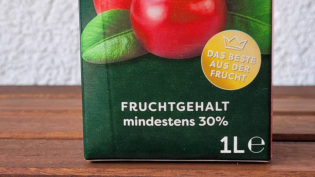 Cranberrysaft-Test: unterer Teil eines Cranberrysafts ersichtlich mit 1 Liter Inhalt.