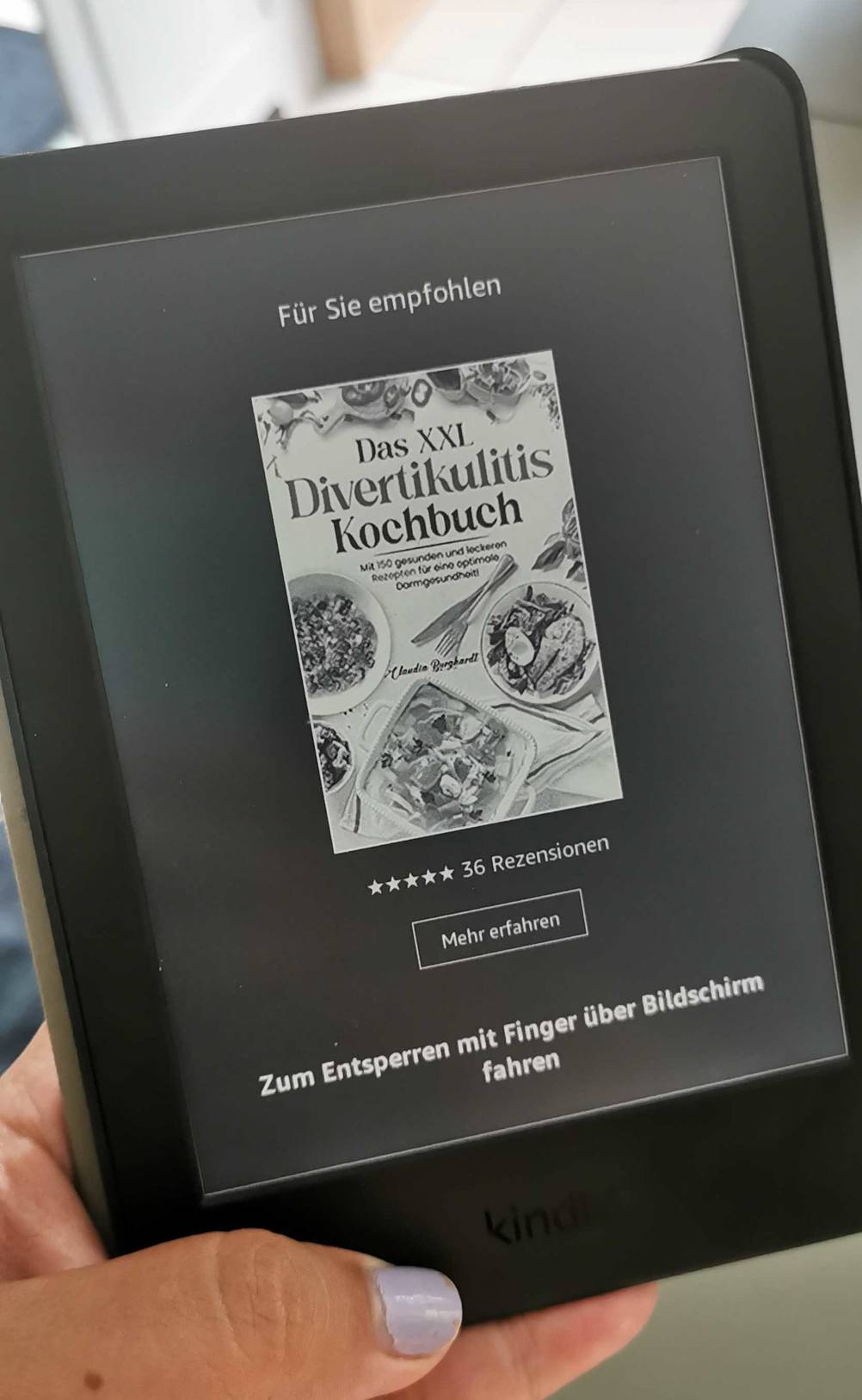 Getesteter Kindle in der Hand einer Frau.