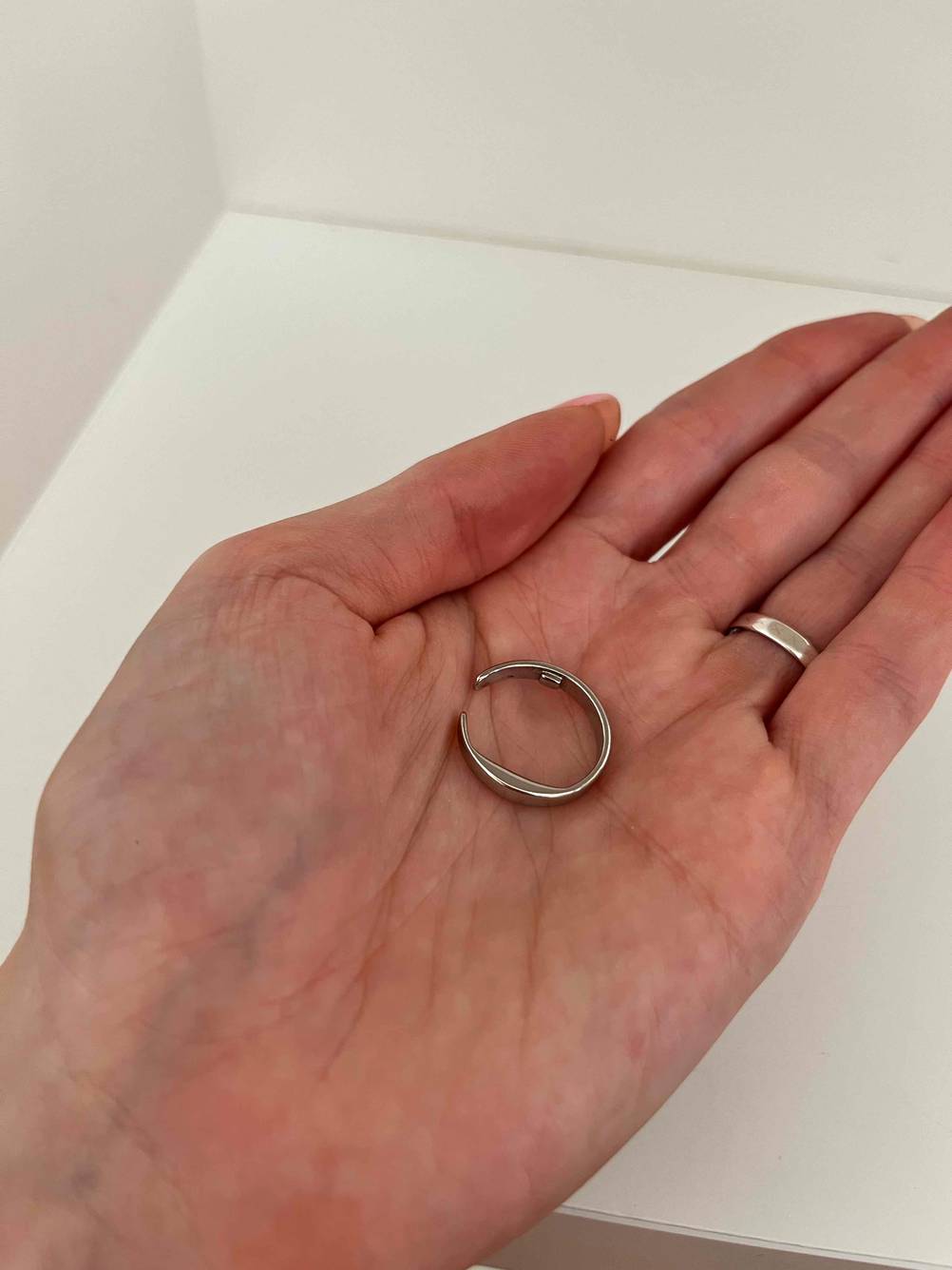 Anti-Schnarchring im Test: Ein Anti-Schnarchring liegt in einer Handfläche vor hellem Hintergrund