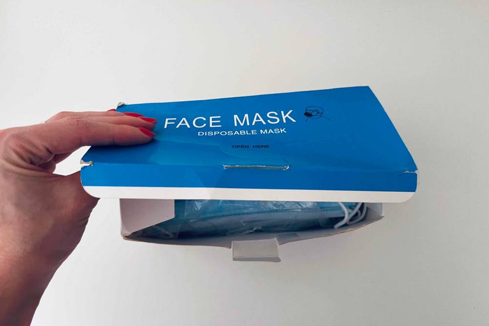 Atemschutzmasken im Test: Packung mit Masken wird geöffnet