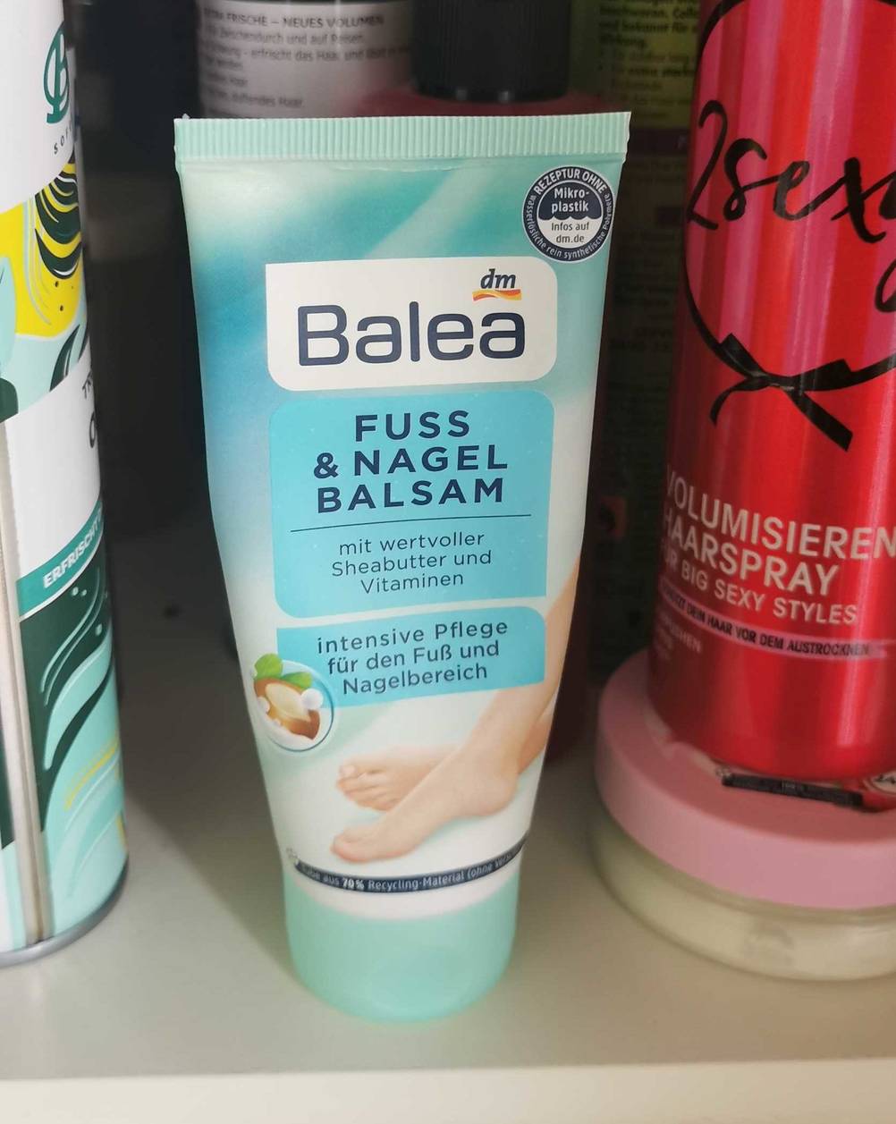 Fußcreme getestet: eine Fußcreme von Balea in einem Regal stehend.