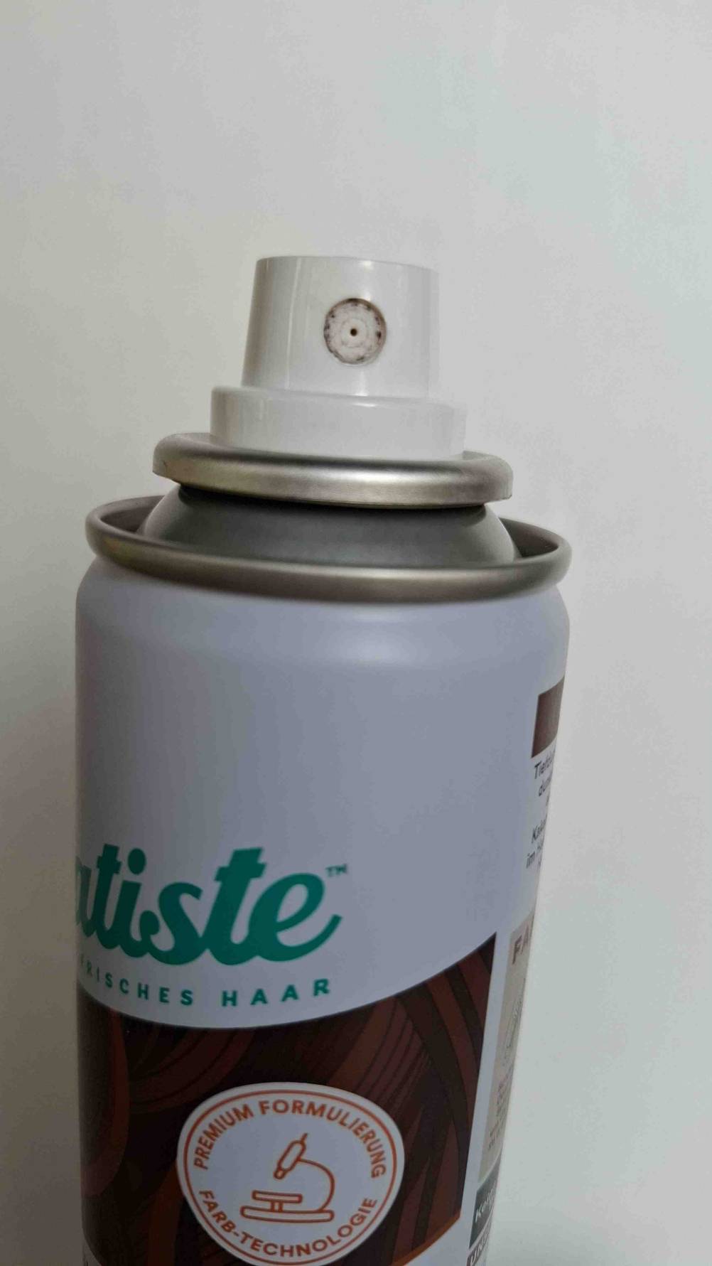 Das getestete Batiste-Trockenshampo in der Spraydose mit Sprühkopf.