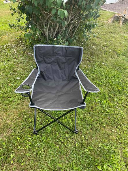 Campingstuhl auf Wiese
