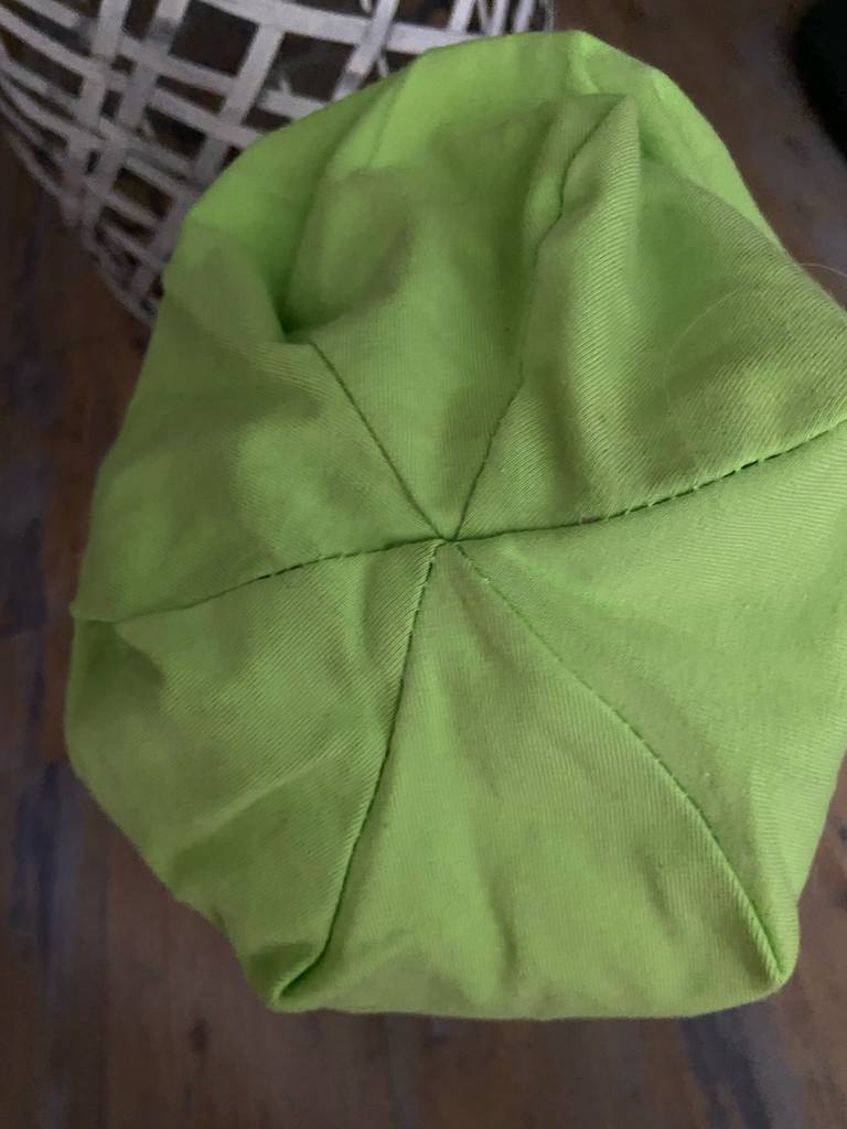 Ansicht von oben auf die grüne getestete Beanie-Mütze.