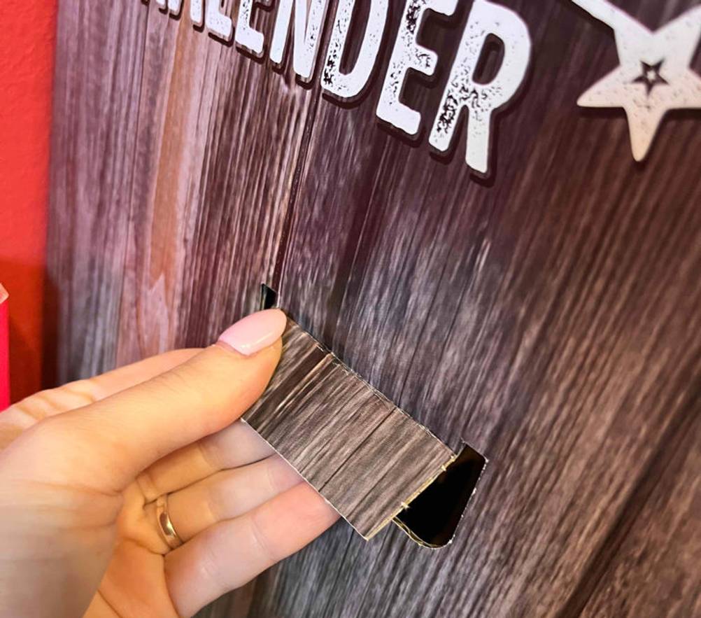 Bier-Adventskalender-Test: ein Türchen eines Bier-Adventskalender wird geöffnet.