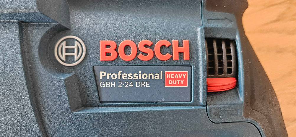 Bosch-Bohrhammer getestet: Marken-Aufschrift mit Modellnamen auf einem Bosch-Bohrhammer in Nahaufnahme.