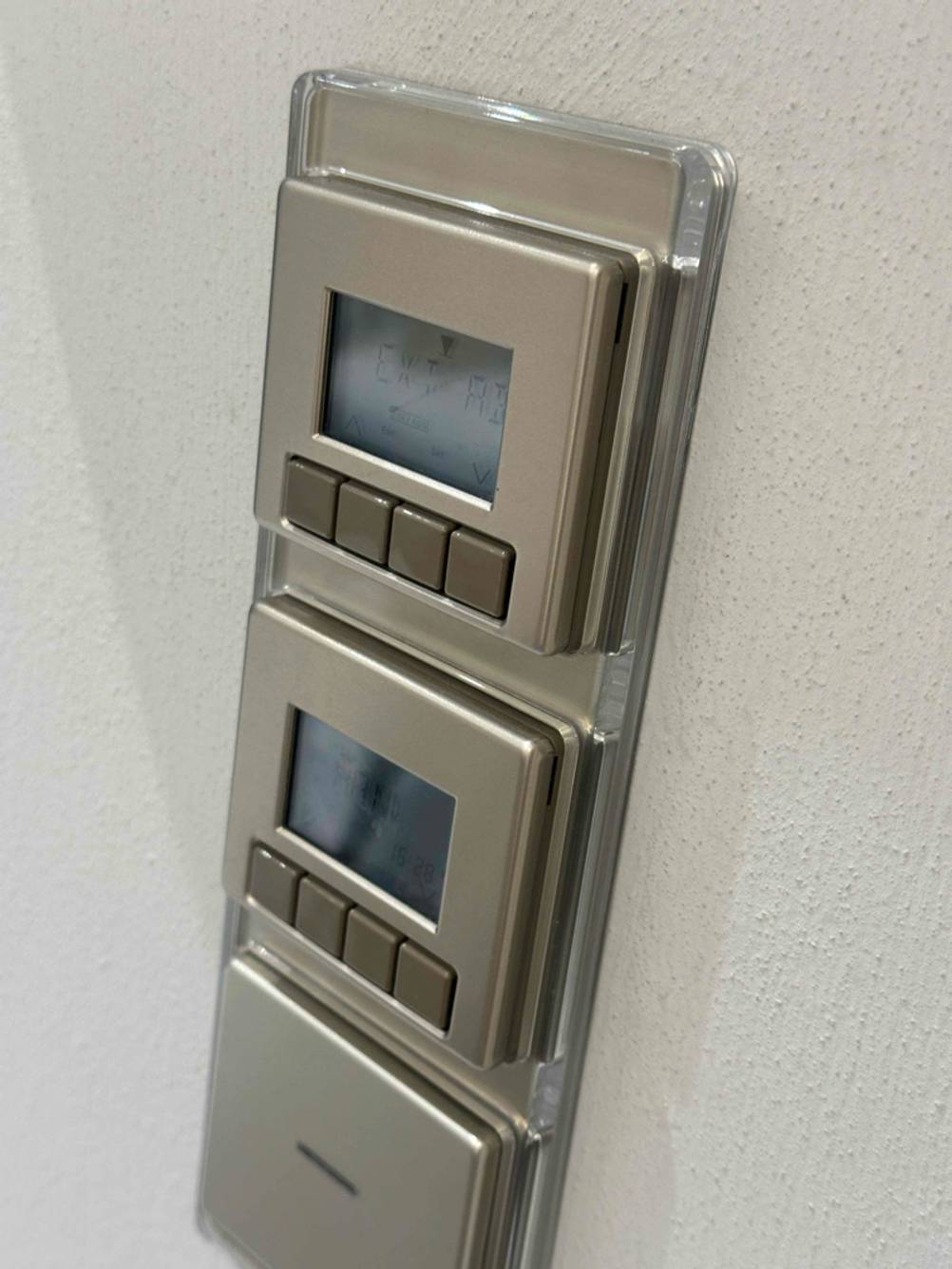 Rollladen-Zeitschaltuhr im Test: eine Rollladen-Zeitschaltuhr ist an eine Wand befestigt