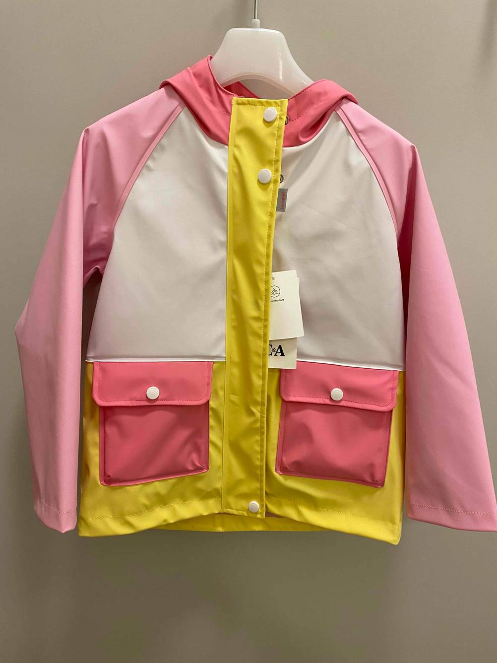 Regenjacke hängend.