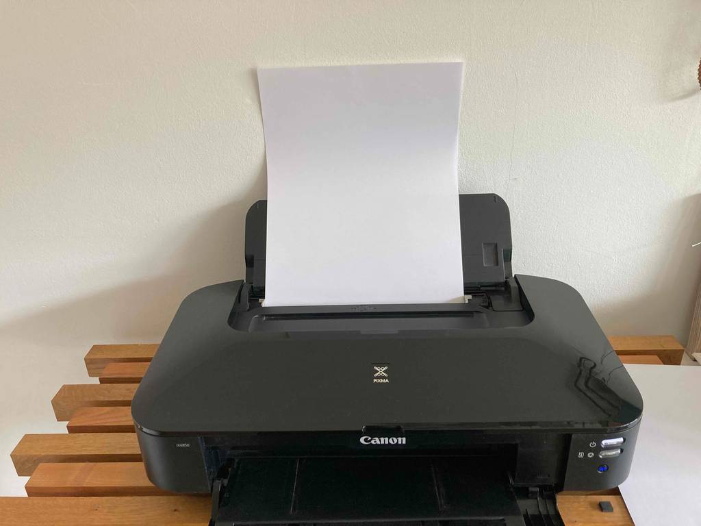 Drucker mit eingelegtem Papier
