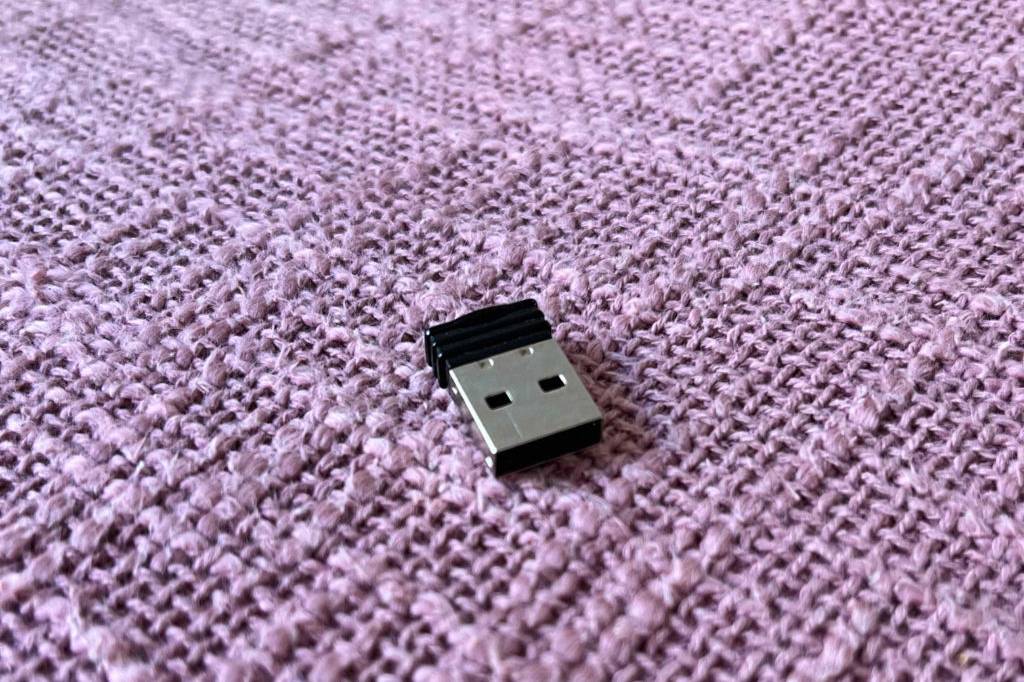 Bluetooth-Adapter getestet: Der Adapter liegt auf einem rosa Stoff