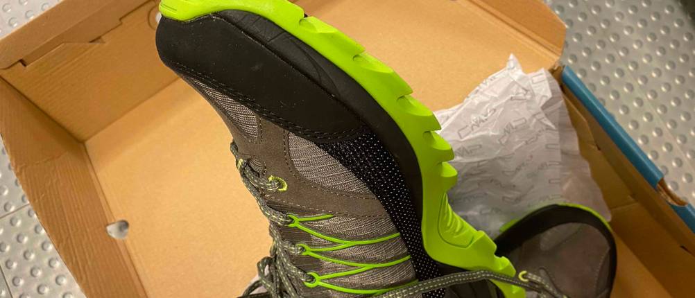 Wasserdichte Schuhe für Herren im Test: Schuhe mit grüner Sohle, einer aufrecht, der andere liegt im offenen Schuhkarton.