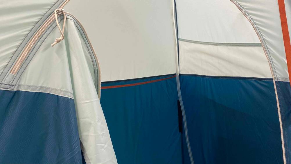 Duschzelt getestet: Nahaufnahme Eingang mit Reisverschluss.