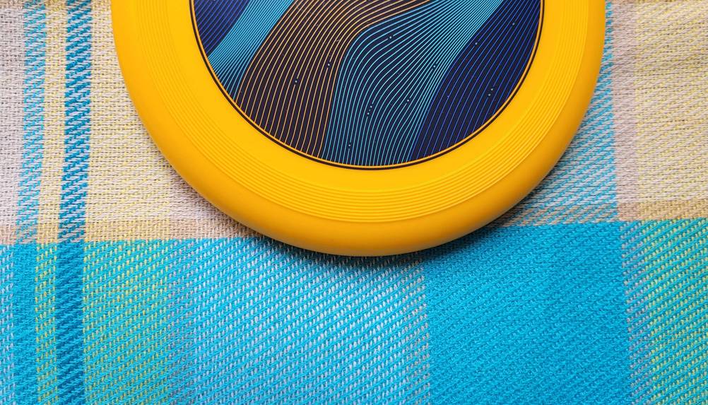 Nahaufnahme Rand eines getesteten Frisbees.