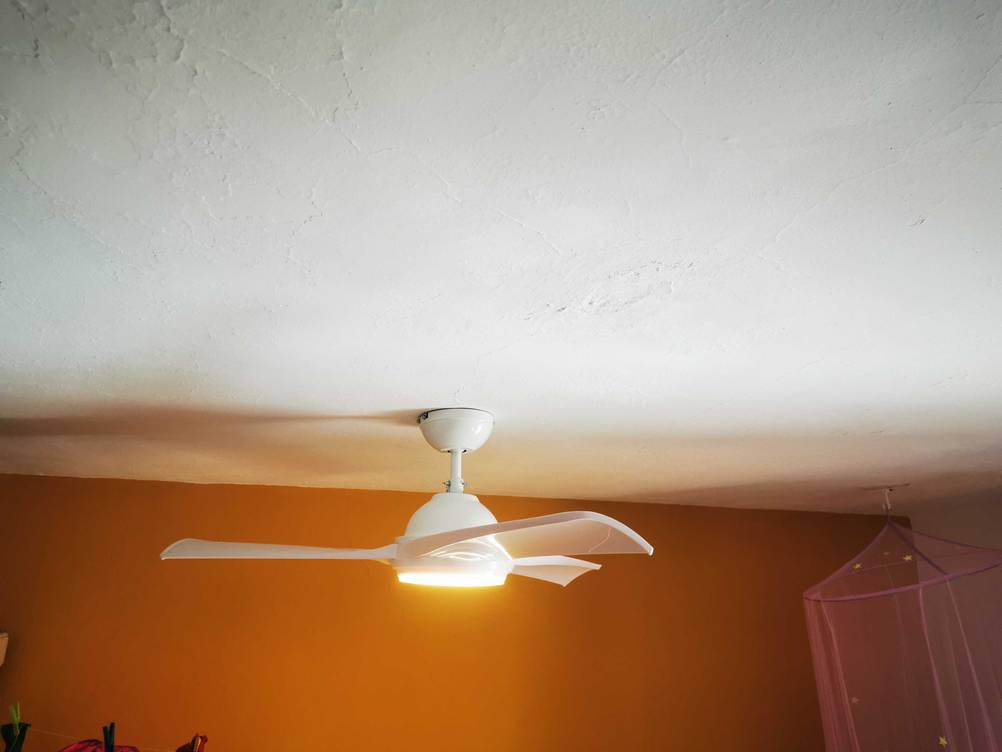 Der getestete Deckenventilator mit Lampe, der an einer Decke befestigt ist.