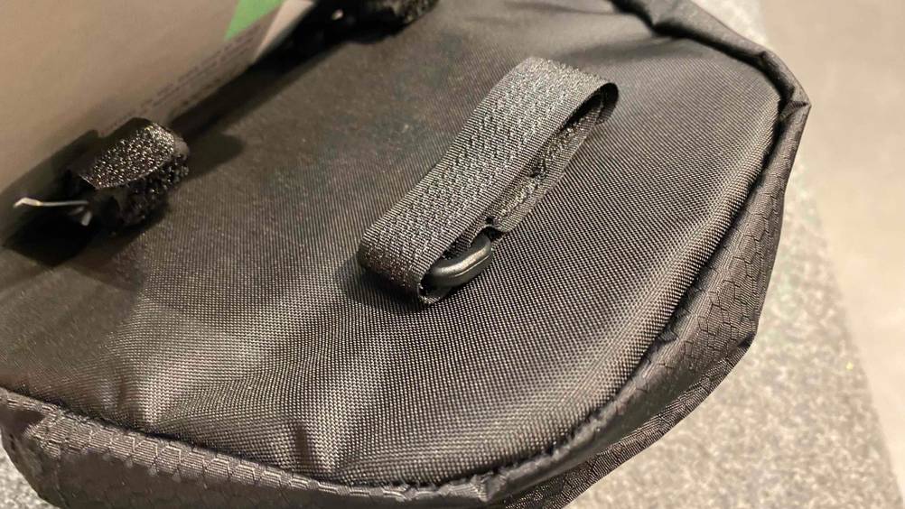 Im Test: Nahaufnahme Schlaufe auf der Rückseite einer Fahrrad-Lenkertasche.