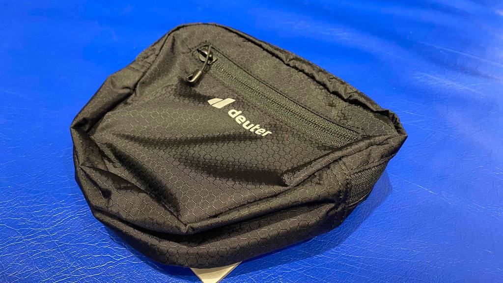Fahrrad-Lenkertasche im Test: Deuter Fahrrad Lenkertasche auf blauem Untergrund.