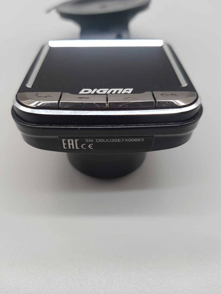 Dashcam im Test: Unterseite des Siplays einer Dashcam.