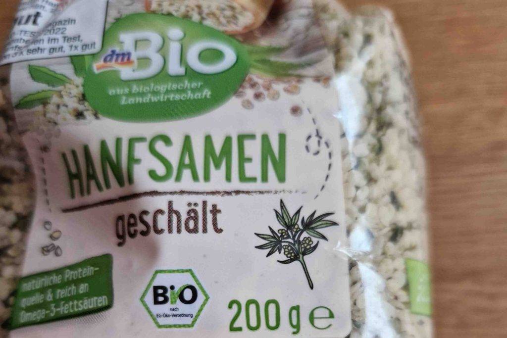 Hanfsamen getestet: angebrochene Verpackung von geschälten Hanfsamen.