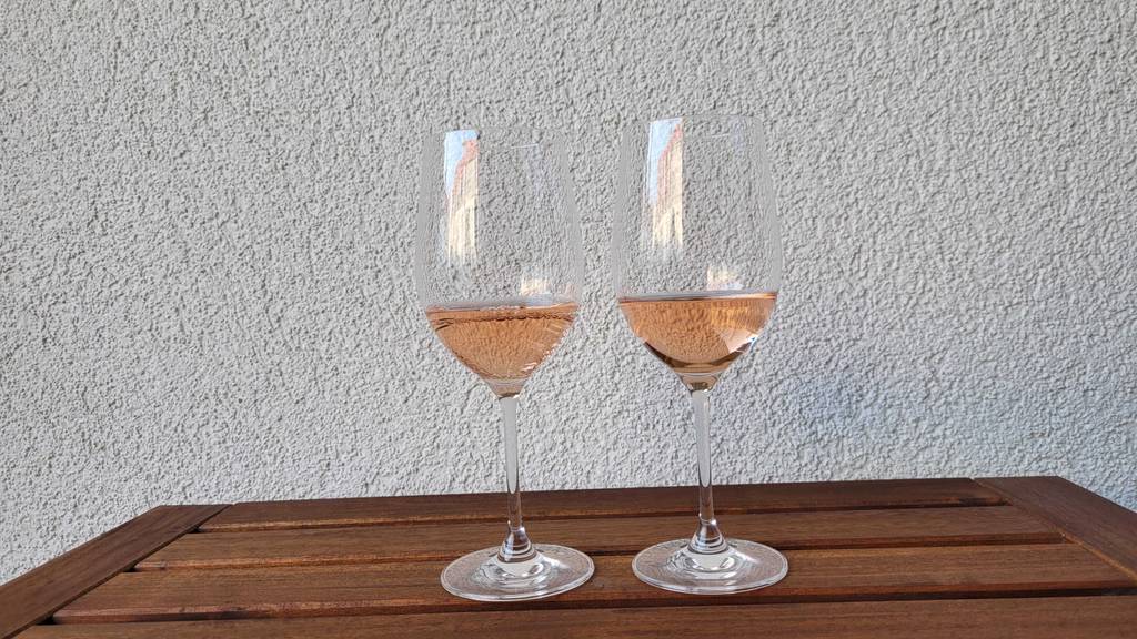 Roséwein in zwei Gläsern.