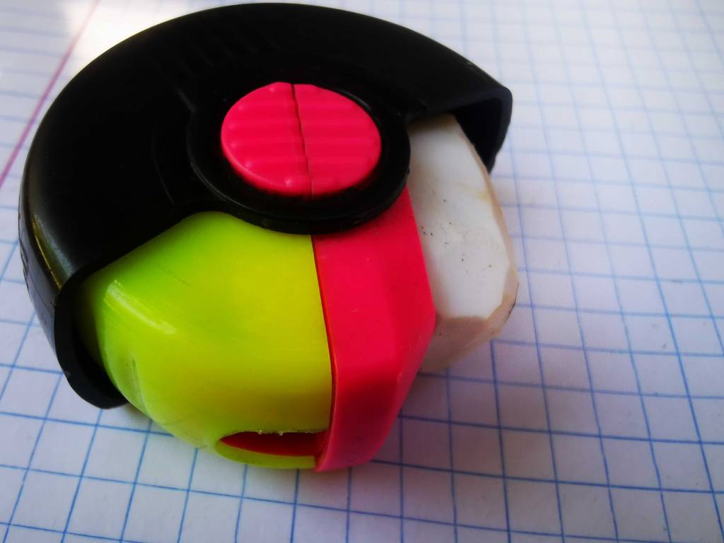 Gesamtansicht des getesteten Dosenspitzer mit Radiergummi, der auf einem Mathepapierbogen liegt.