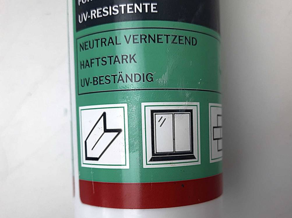 Applikationen auf der Verpackung in Nahaufnahme des getesteten weißen Silikons.