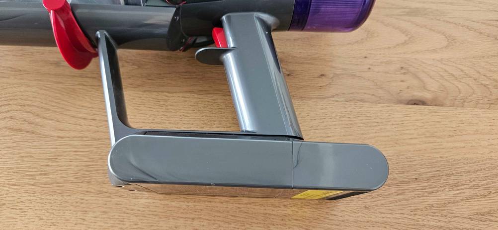 Dyson-Staubsauger im Test: Nahaufnahme Griff eines Dyson-Staubsaugers.