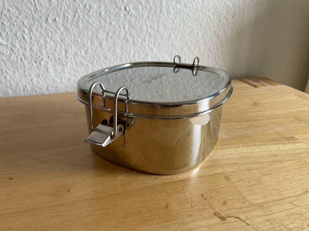 Nahaufnahme der getesteten Brotdose aus Metall, mit Fokus auf dem Bügel-Verschluss.