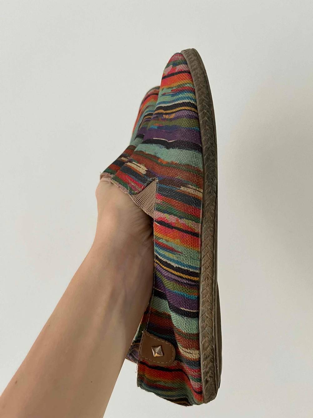 Espadrilles-Damen getestet: bunte Espadrilles werden mit der Seite ersichtlich in der Hand gehalten.