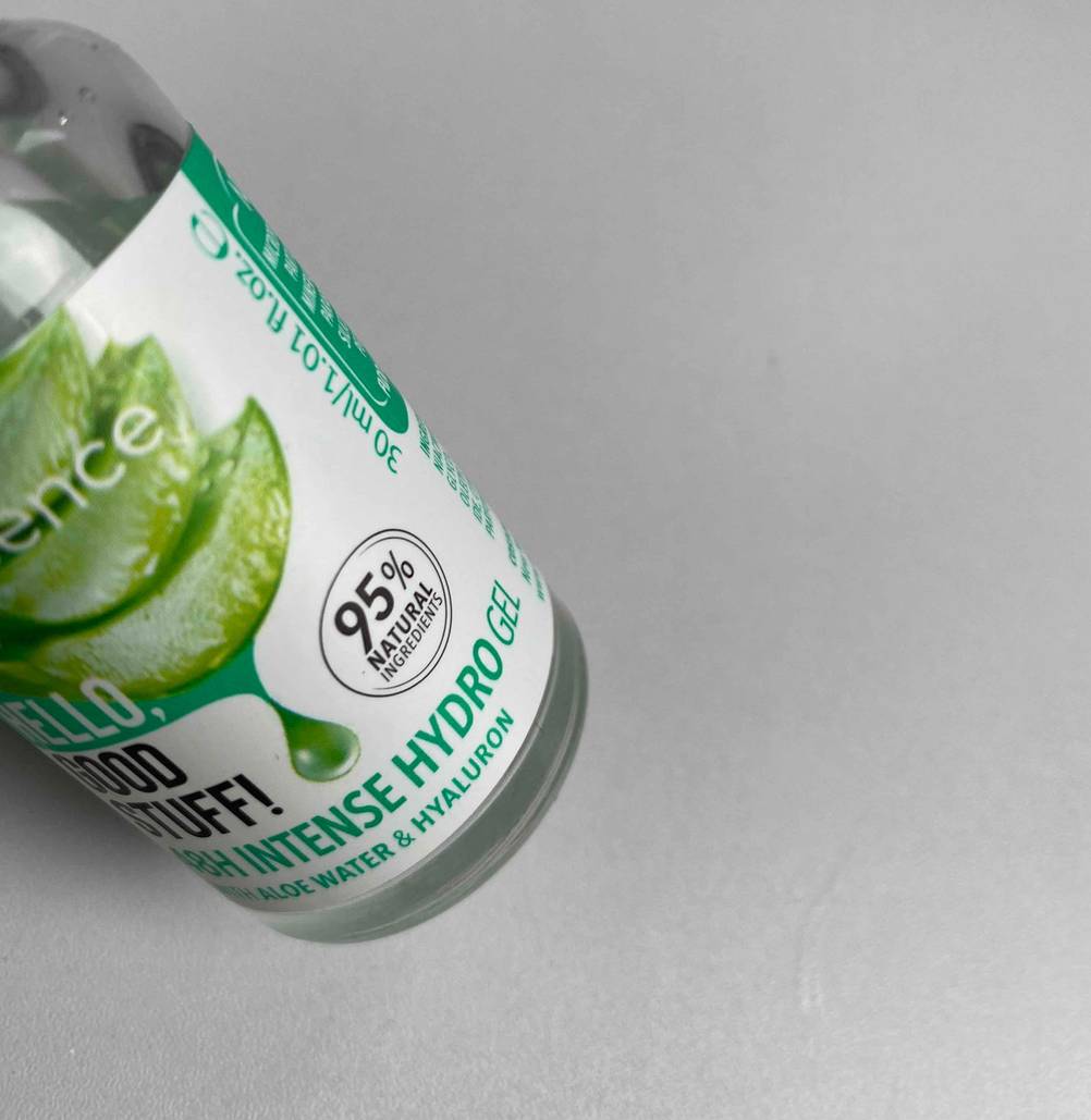Hyaluron-Serum-Test: Glasfläschchen von Hyaluron-Serum von der Seite ersichtlich.