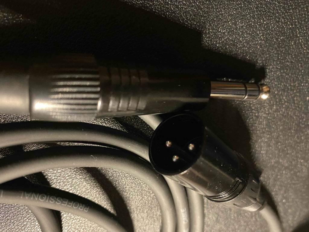 die beiden Anschlüsse eines XLR-Kabels in Nahaufnahme.