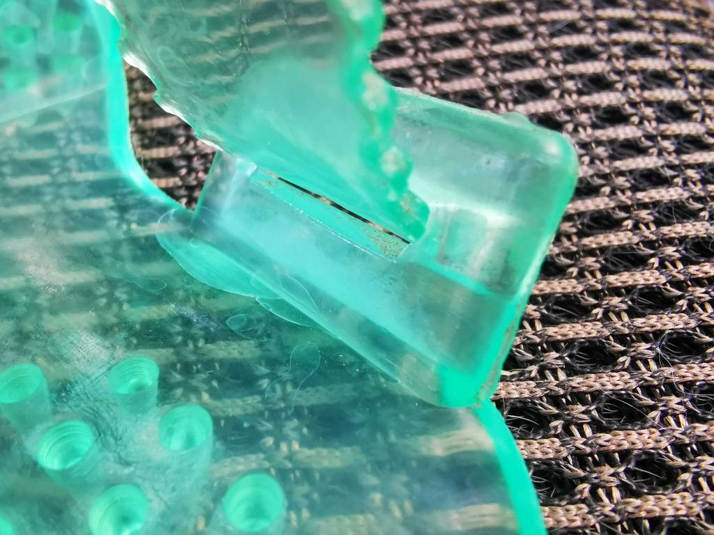 Detailansicht des Gummimaterials eines Fellpflege-Handschuhs im Test.