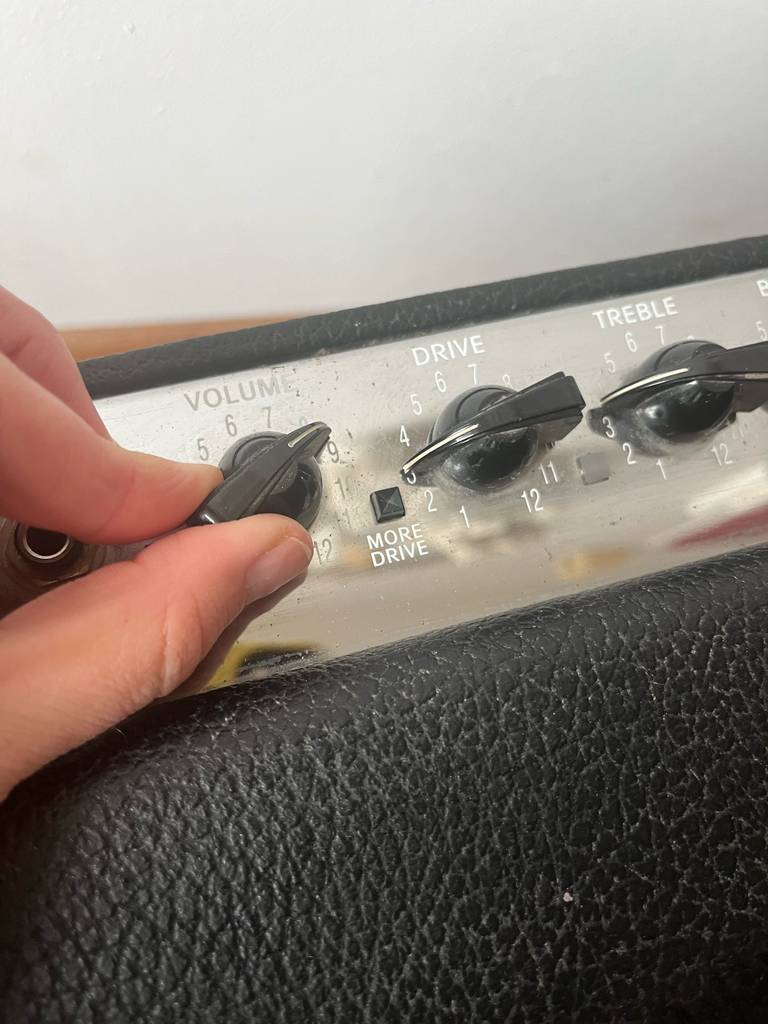 Der getestete Akustikgitarren-Verstärker wird an den Bedienelementen bedient.