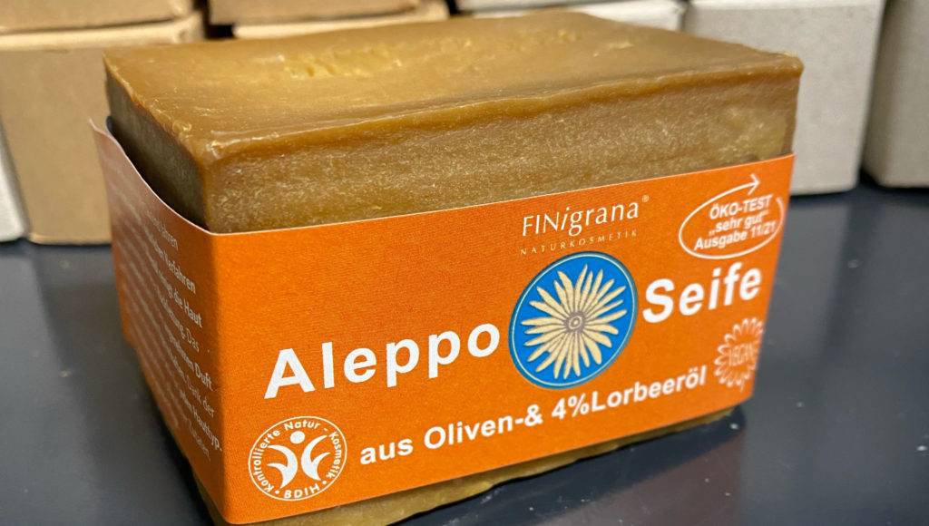 Im Test: Eine Aleppo-Seife mit Lorbeeröl auf einer dunklen Fläche.