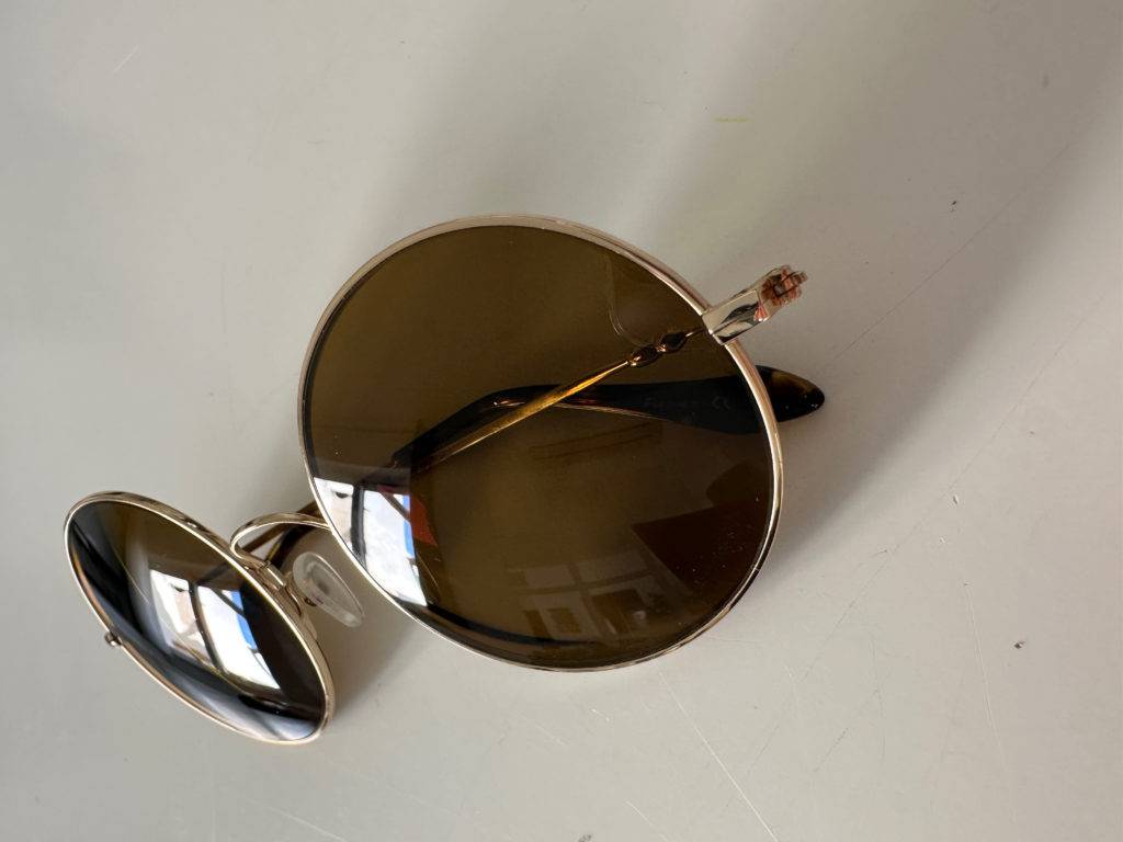 Polarisierte-Sonnenbrille getestet: eine Sonnenbrille liegt auf einer weißen Fläche.