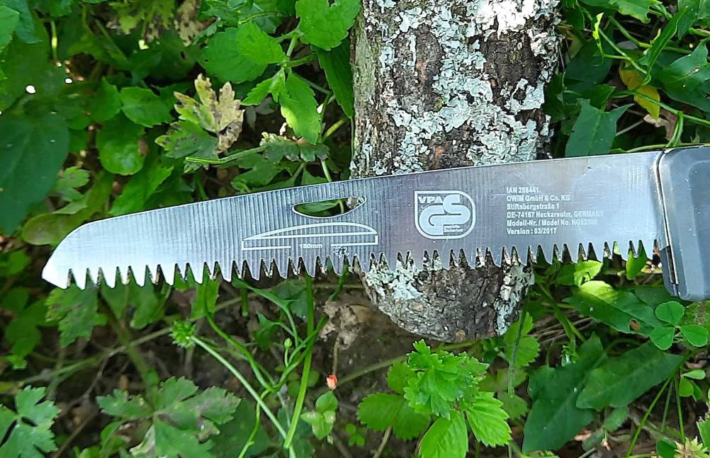 Die Klinge der getesteten Holzsäge im Fokus.