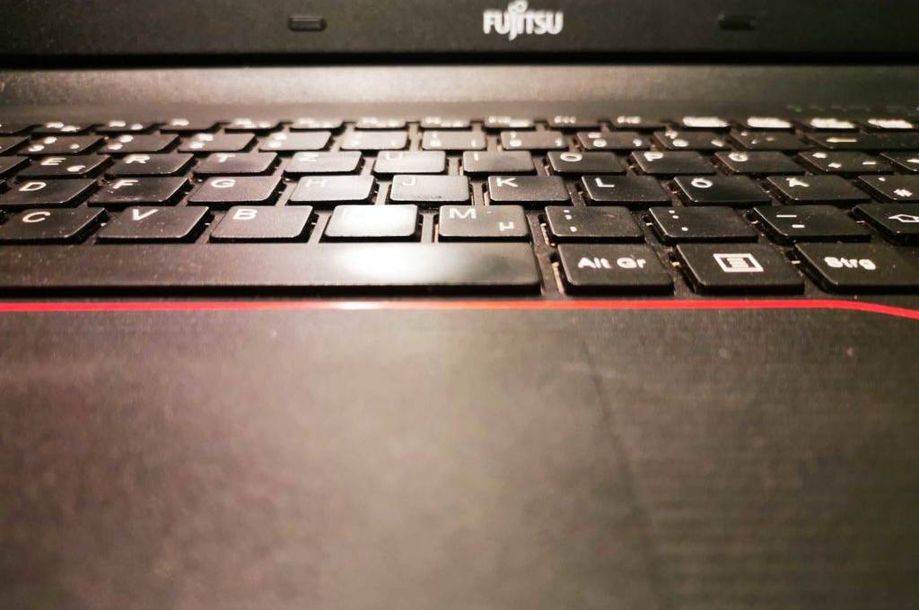Im Test: Nahaufnahme der Tasten eines i5-Laptops.