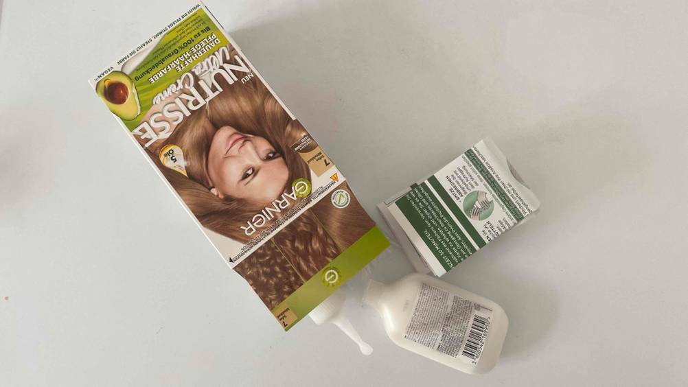 Garnier-Haarfarbe-Test: eine geöffnete Packung Garnier-Haarfarbe mit Gebrauchsanleitung und Fläschchen daneben liegend.