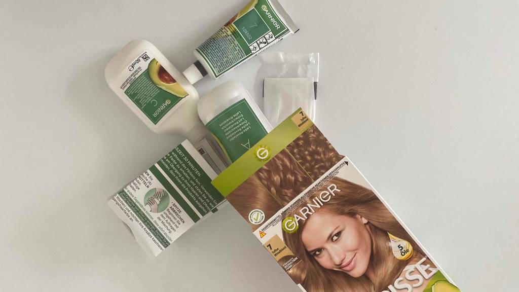 Garnier-Haarfarbe liegend mit Inhalt.