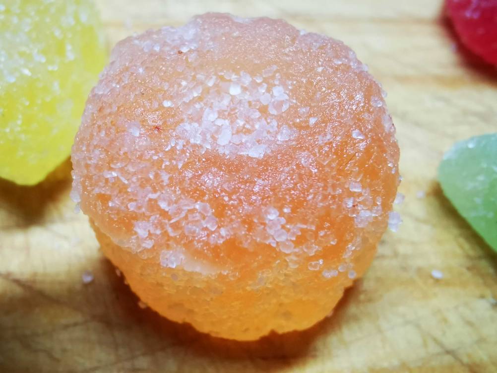 Geleefrüchte-Test: Die orangefarbige Geelefrucht mit Zucker darauf.