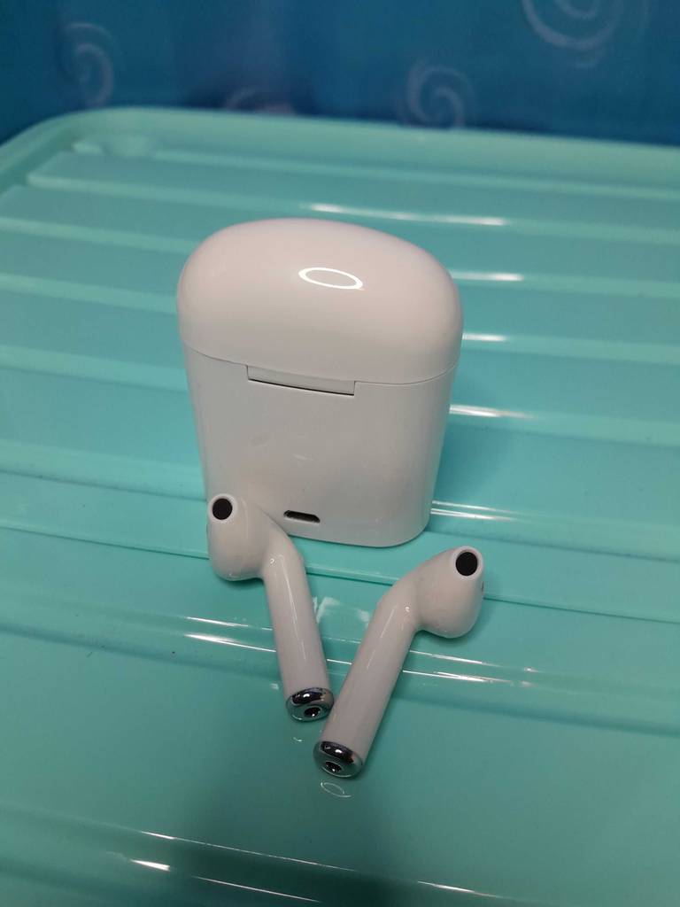 In-ear-noise-cancelling getestet: Das Case und weiße In-ear-Kopfhörer davor liegend.