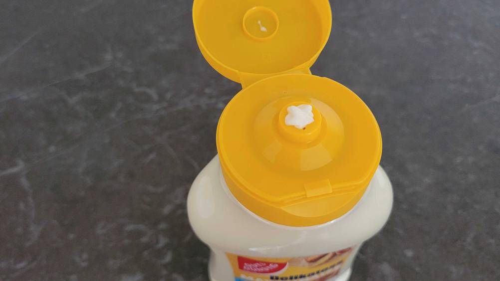 Mayonnaise getestet: Detailaufnahme des geöffneten Klapp-Scharnier-Verschlusses.