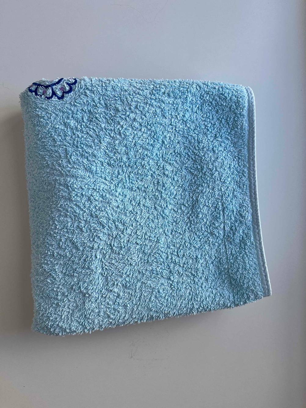 Handtücher getestet: ein blaues Handtücher zusammengefaltet.